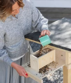 Dehner Natura Futterhaus Karwendel, Natur, Inkl. Ständer, Ca. B84,3/H127,2/T84,3 Cm -Gartenbedarf Geschäft 6622872 6622898 6622906 6622922 WE MO 004 NVHRofanKarwendel