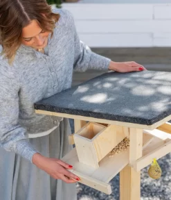 Dehner Natura Futterhaus Rofan, Natur, Inkl. Ständer, Ca. B84,3/H129,7/T84,3 Cm -Gartenbedarf Geschäft 6622872 6622898 6622906 6622922 WE MO 008 NVHRofanKarwendel 1