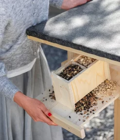 Dehner Natura Futterhaus Rofan, Natur, Inkl. Ständer, Ca. B84,3/H129,7/T84,3 Cm -Gartenbedarf Geschäft 6622872 6622898 6622906 6622922 WE MO 012 NVHRofanKarwendel 1